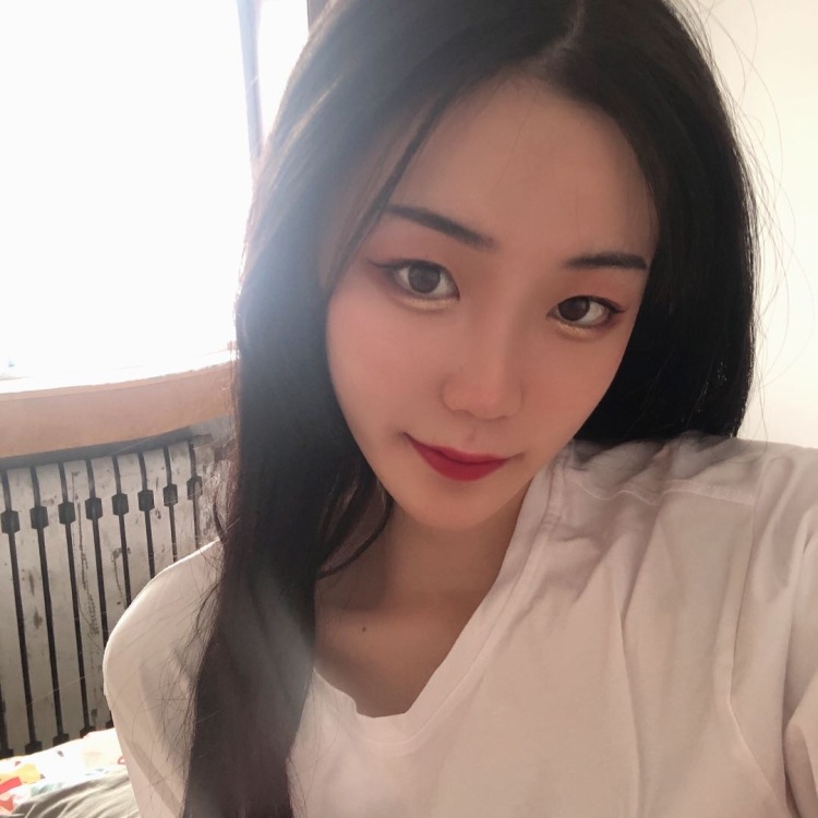 杰儿不是你的-山东省·威海市·环翠区-快手-年龄：21
身高：165CM
体重：41KG
粉丝：1110
坐标：山东省威海市环翠区