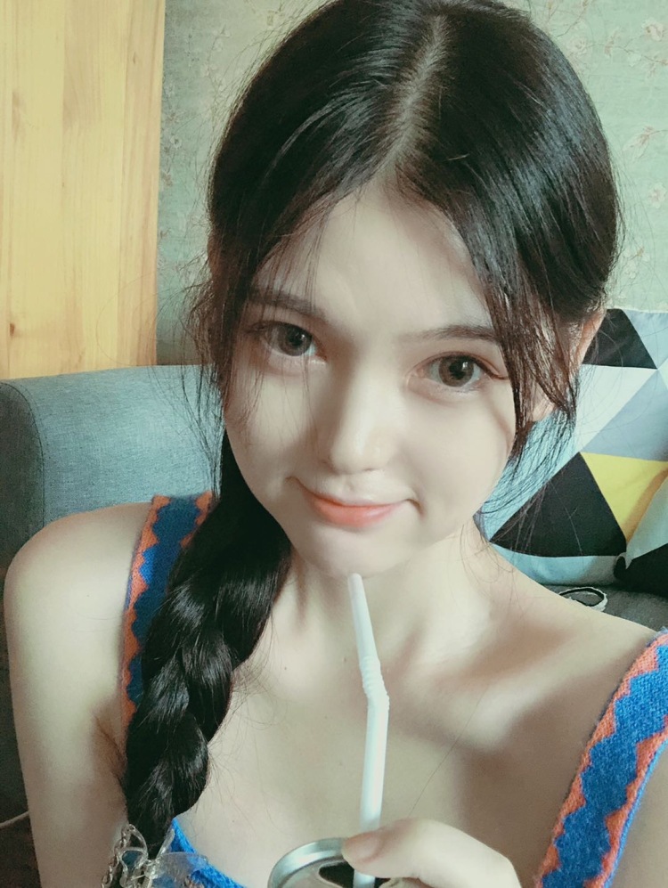 零一女💜-浙江省·杭州市·江干区--身高168 体重50 接买家秀 等 平时喜欢拍照 会摆动作 会修图 性格随和 欢迎合作