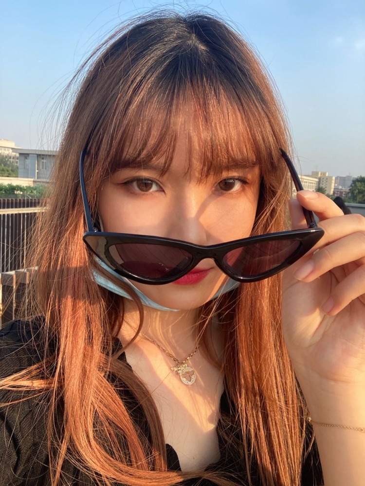 海飞少女丝-河北省·保定市·顺平县-头条-热爱自拍,会p图,出图快,真实,身材较好,长发,热爱短视频,大学主修专业影视摄影,审美较好,有色彩感
