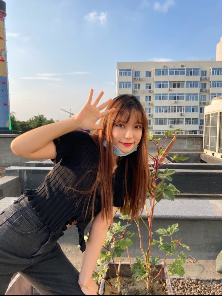 海飞少女丝-河北省·保定市·顺平县-头条-热爱自拍,会p图,出图快,真实,身材较好,长发,热爱短视频,大学主修专业影视摄影,审美较好,有色彩感