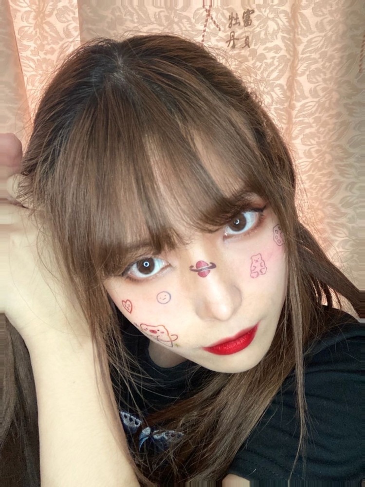 海飞少女丝-河北省·保定市·顺平县-头条-热爱自拍,会p图,出图快,真实,身材较好,长发,热爱短视频,大学主修专业影视摄影,审美较好,有色彩感