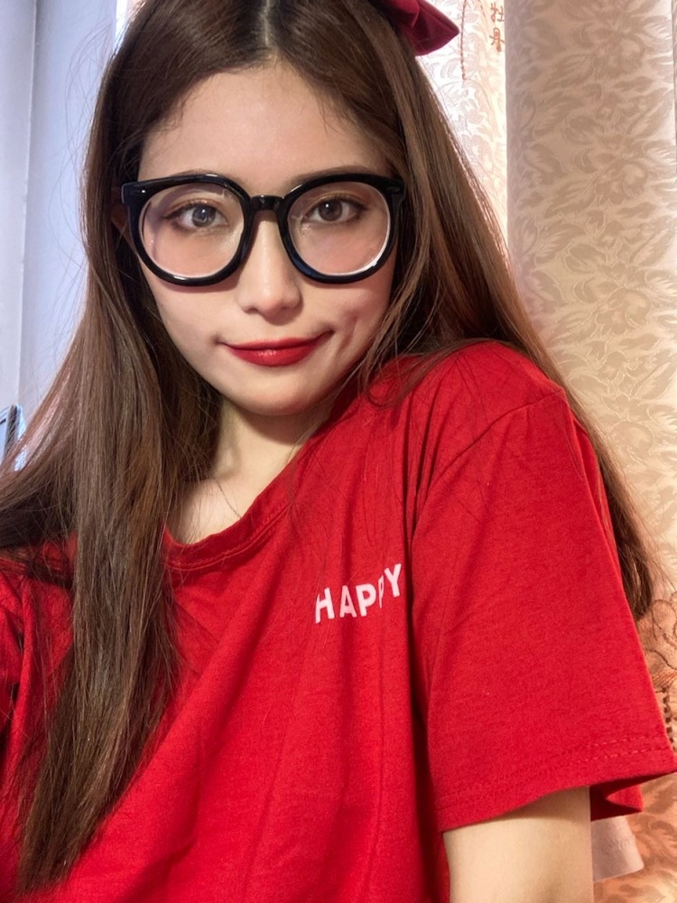 海飞少女丝-河北省·保定市·顺平县-头条-热爱自拍,会p图,出图快,真实,身材较好,长发,热爱短视频,大学主修专业影视摄影,审美较好,有色彩感