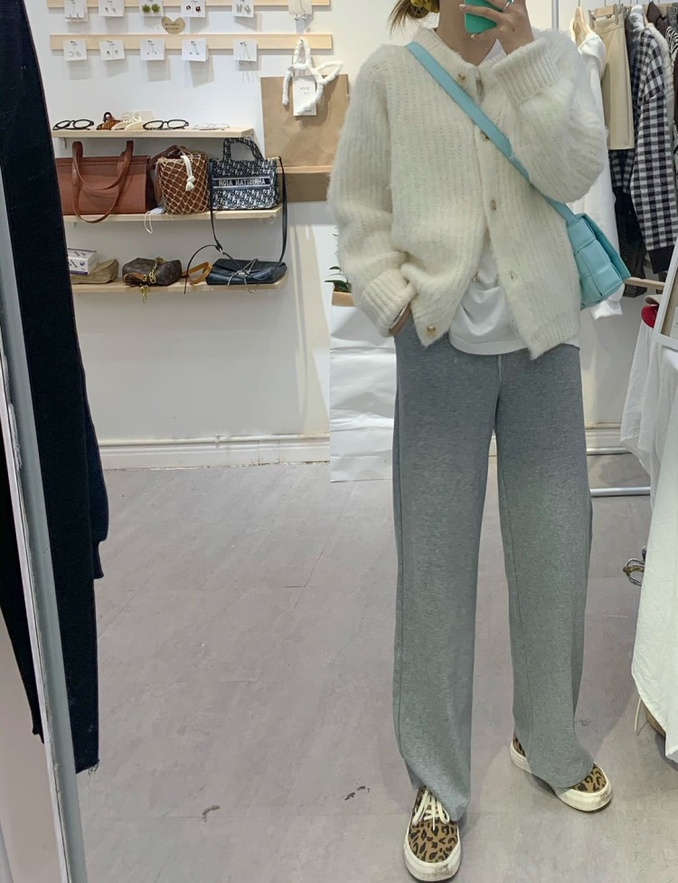 SEVEN-四川省·乐山市·峨眉山市--女装服装店店主，平时自己也会拍版，会搭配，热爱摄影，有一定审美能力，能模特网拍，买家秀，免费试用，开箱测评，***种草身高163，体重50kg，年龄22岁。