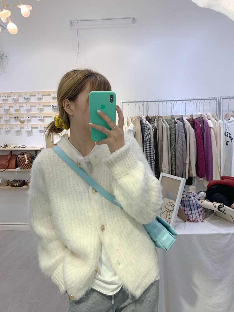 SEVEN-四川省·乐山市·峨眉山市--女装服装店店主，平时自己也会拍版，会搭配，热爱摄影，有一定审美能力，能模特网拍，买家秀，免费试用，开箱测评，***种草身高163，体重50kg，年龄22岁。