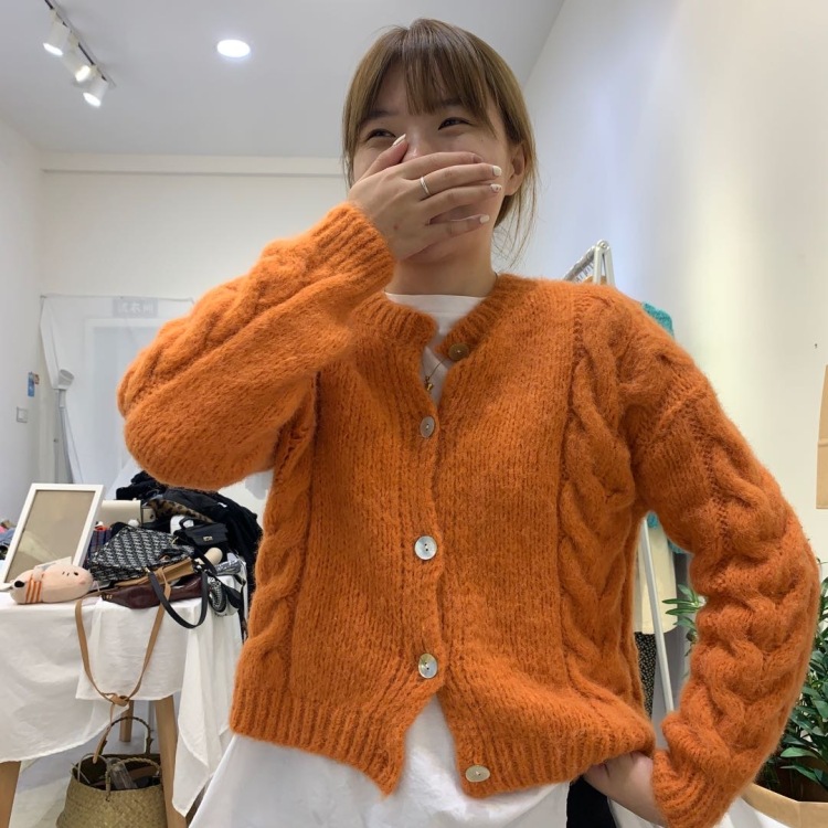 SEVEN-四川省·乐山市·峨眉山市--女装服装店店主，平时自己也会拍版，会搭配，热爱摄影，有一定审美能力，能模特网拍，买家秀，免费试用，开箱测评，***种草身高163，体重50kg，年龄22岁。