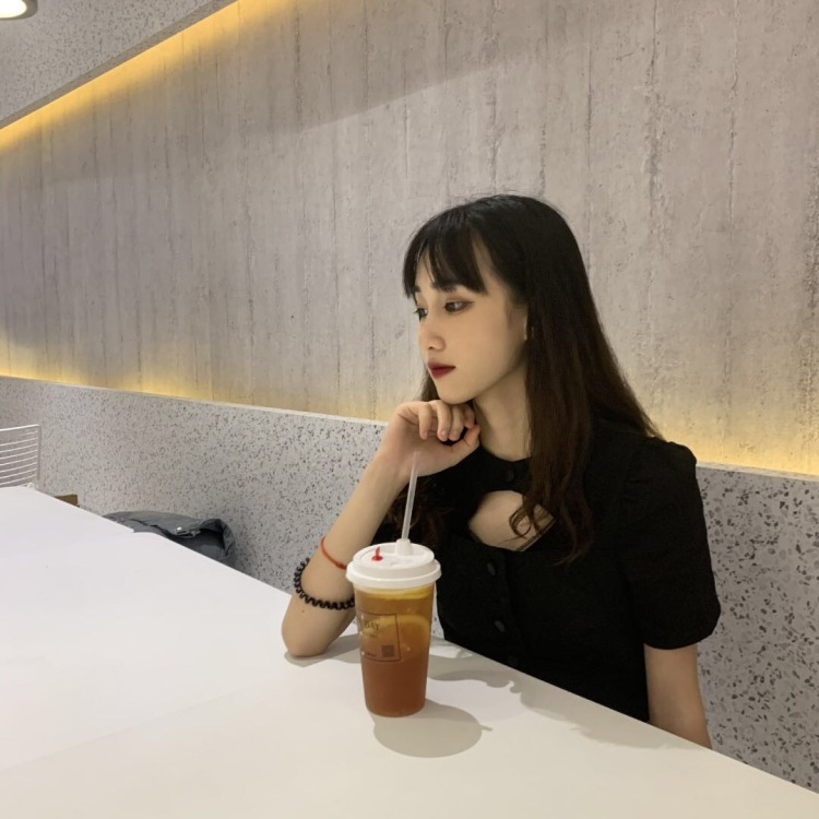 Kitty-广西壮族自治区·玉林市·博白县-快手-特长是绘画,艺术生,会一点唱歌,身高163,体重80,喜欢拍照摄影,喜欢买买买,就是因为太喜欢买衣服了,所以想做网拍,因为买的衣服拍过就不想穿了,所以觉得网拍很适合我,价钱什么都好说,只要不是骗人的就