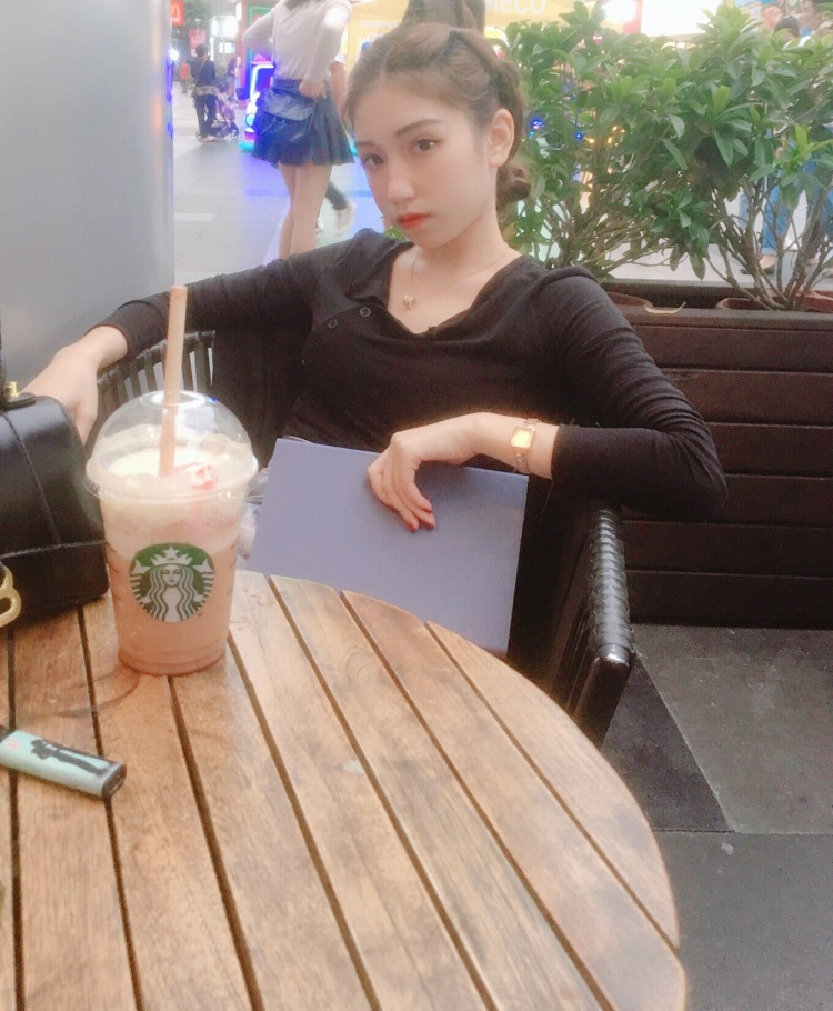 F-F-广西壮族自治区·南宁市·青秀区-抖音-可以拍服装或者化妆品等,身高:158体重:80,个人觉得p图技术很ok,能驾驭所有风格。声明:本人是学生,一般只有周末才有时间,着急的单子不接哦!