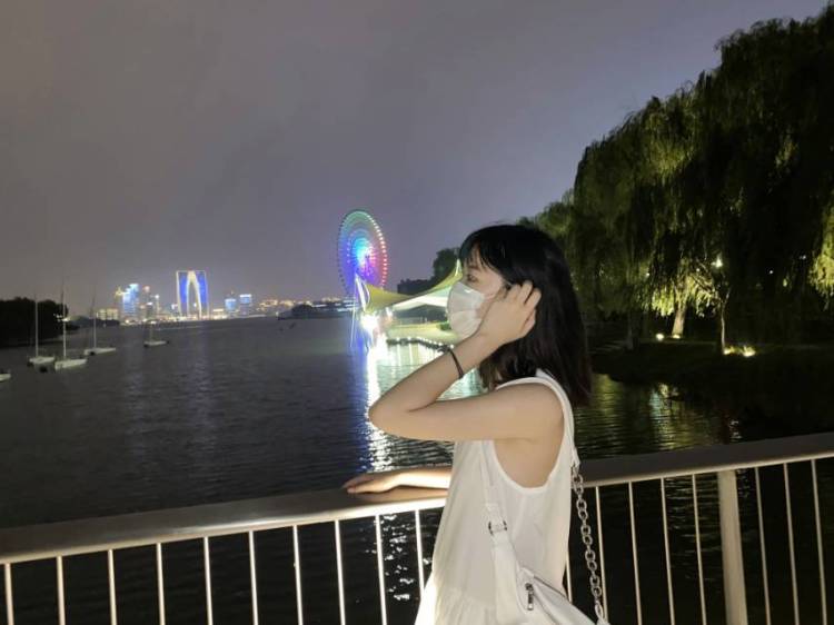 咕噜咕噜鱼-河北省·秦皇岛市·海港区-微博-19岁美术专业大学生 身高169 体重52kg 可接服装 口红 饰品 水彩素描作业的单 风格多变啥风格的单都行 jk千禧赛博酷辣 照片都是今年的我 图一是近照