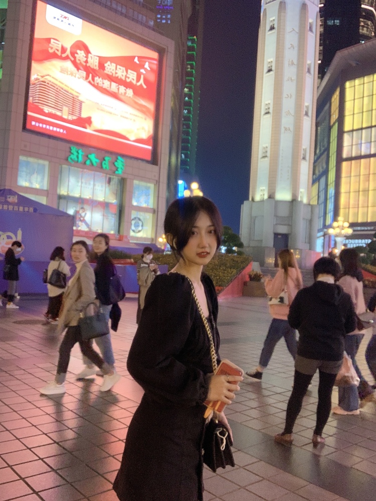 甜甜-湖北省·武汉市·洪山区-抖音-喜欢拍照，160 82斤 接买家秀 网拍 会p图 会写文案 平面模特 接短视频带货 产品介绍 探店打卡价格没有太大要求 求私