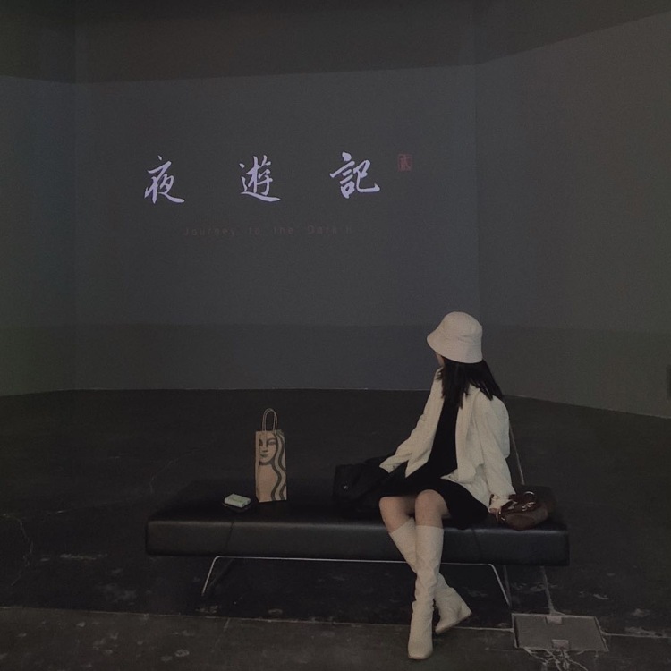 啊啊月🌙-山东省·济南市·长清区--本人喜欢照相，会p滤镜，喜欢出去旅游，穿搭还🉑️，接买家秀之类的
