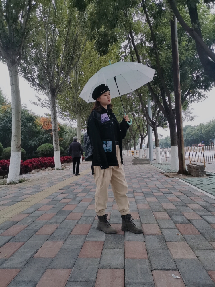 伊丽莎白.LISSY-辽宁省·锦州市·太和区-抖音，微博，***-一枚可爱学生，爱唱歌，跳舞，喜欢打扮，拍照，录小视频，可承接买家秀，网拍，带货，探店等