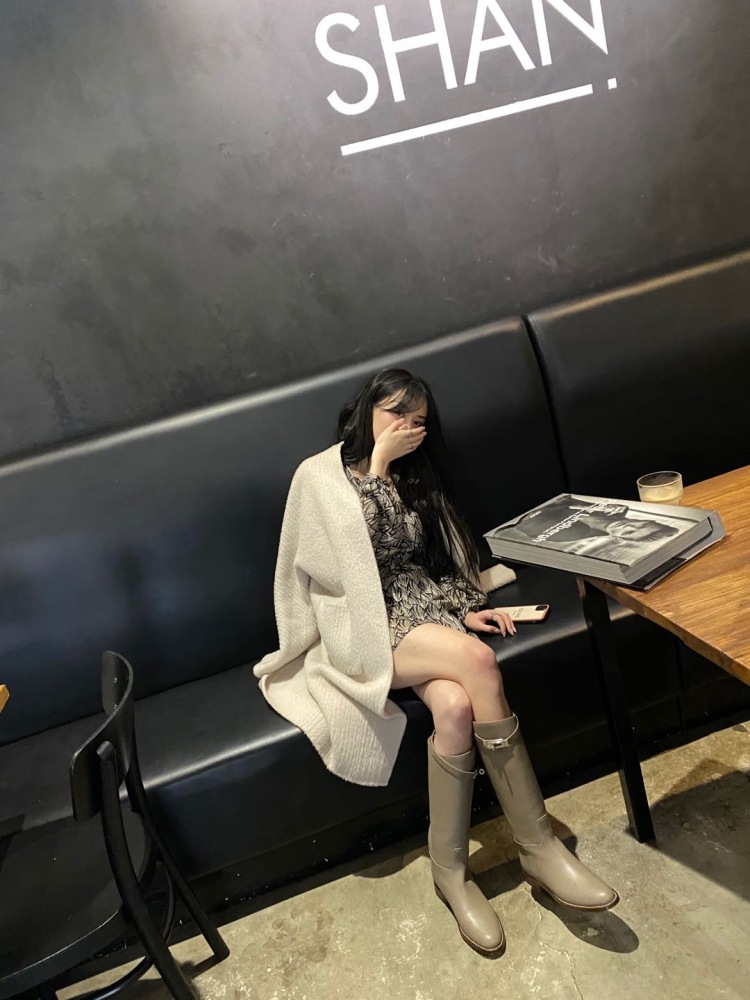 七七-浙江省·舟山市·定海区--喜欢拍照，之前当过淘宝店铺模特，学过化妆，爱好喜欢打游戏，特长唱歌吧。