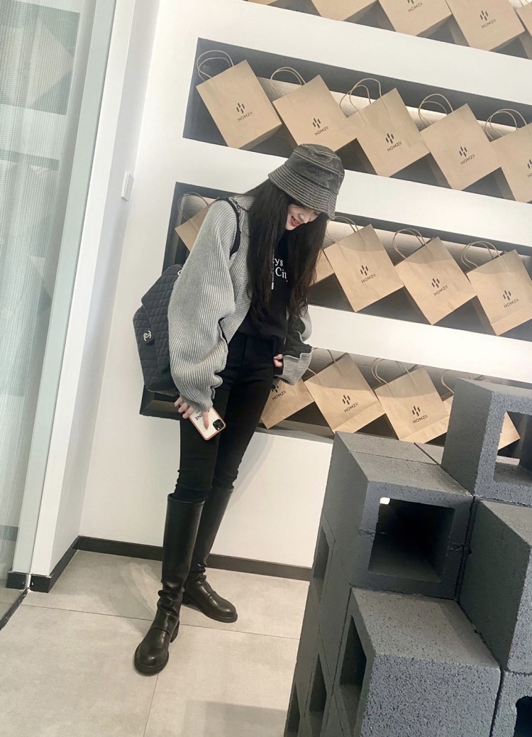 七七-浙江省·舟山市·定海区--喜欢拍照,之前当过淘宝店铺模特,学过化妆,爱好喜欢打游戏,特长唱歌吧。