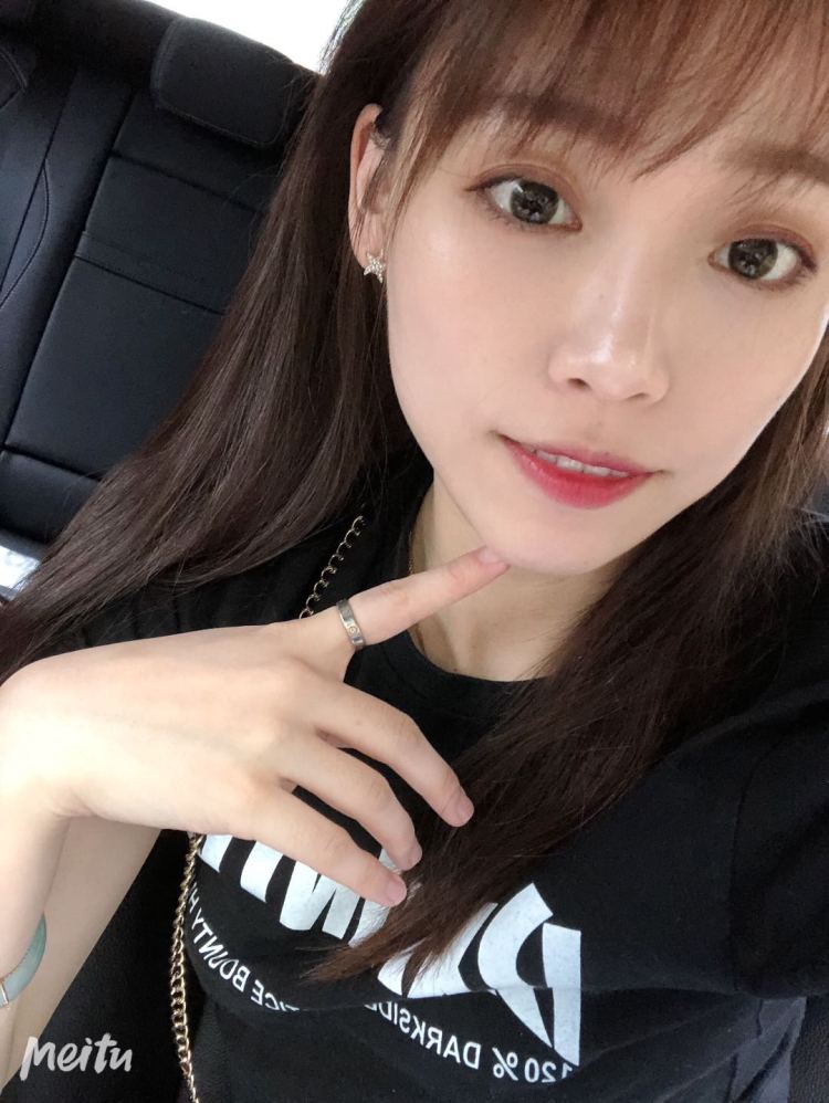 carriezz-浙江省·杭州市·江干区--可接淘宝🍑买家秀寄拍,详情页。身高165 体重92斤。家里有个2岁男宝,也可接童装寄拍