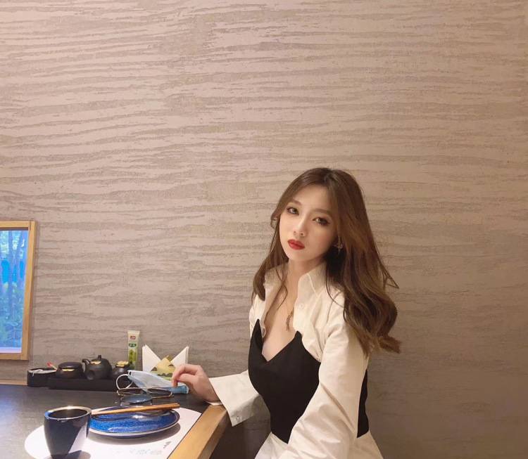 Vivi-河南省·郑州市·金水区--买家秀 服装 饰品 生活用品均可接单~长期拍照具有丰富经验 自己会ps 并且可以接受各种风格