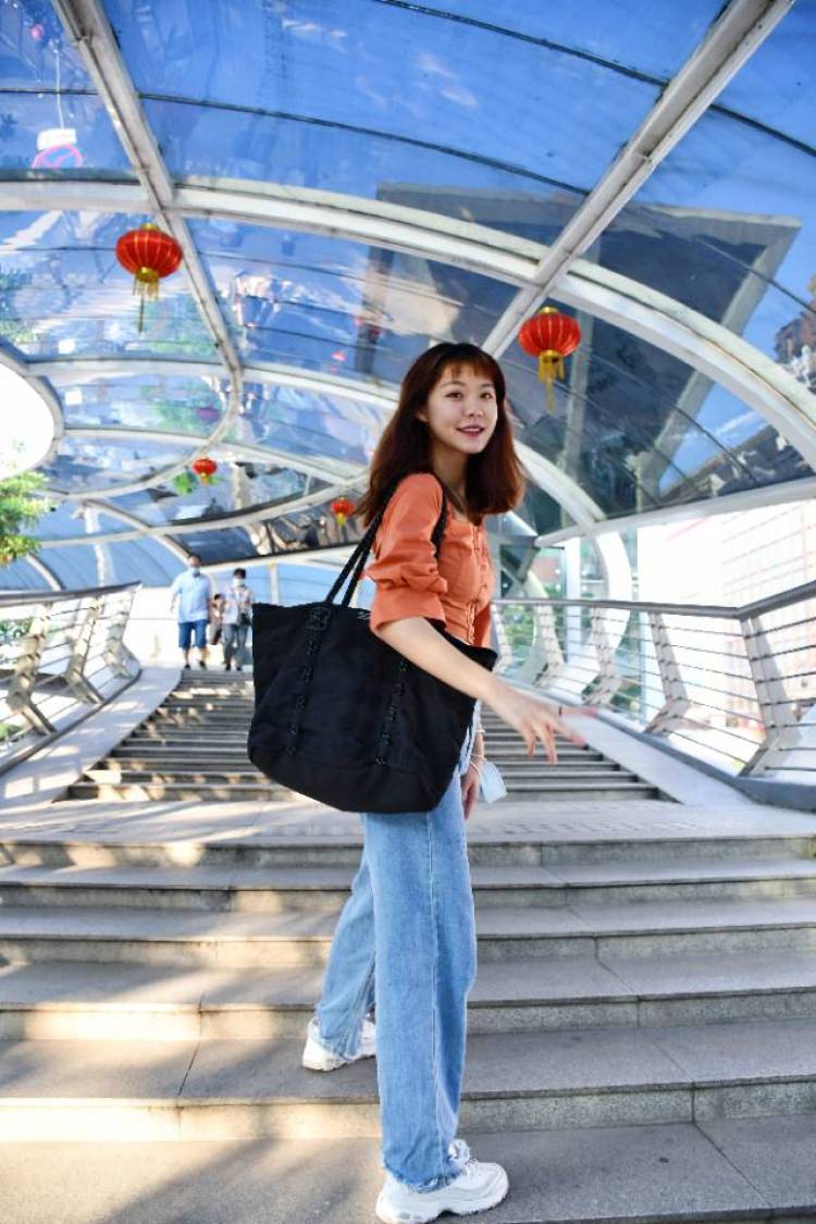 黄林悦-广东省·广州市·白云区--175cm52kg 没有固定的风格,既喜欢古灵精怪可可爱爱又喜欢酷酷的风格,不同风格都愿意尝试 学了十多年古筝的工科女孩