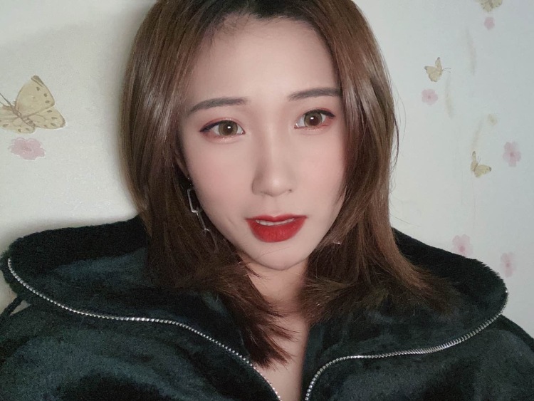 张智媛-黑龙江省·齐齐哈尔市·讷河市--本人身高165 体重92斤
喜欢拍照 自拍他拍都可以
我对拍照要求很高 所以不用担心出图问题
露脸或者不露脸都能接受
成熟 休闲 可爱 温柔什么风格都能驾驭
