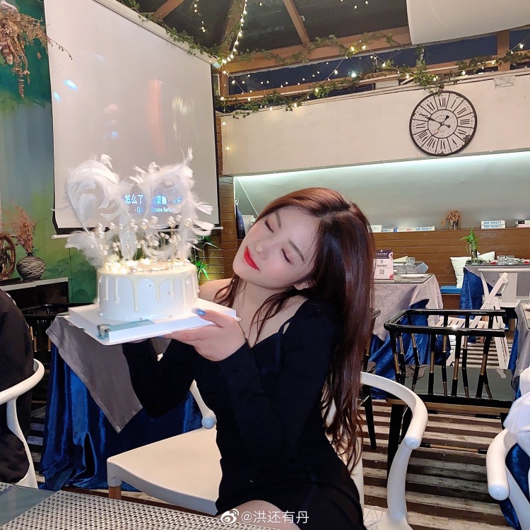 洪还有丹-广东省·深圳市·宝安区--拍照 探店 拍衣服 什么风格都可尝试 欢迎商家来合作 微博***都在经营 有p图经验拍图经验出图比较快!