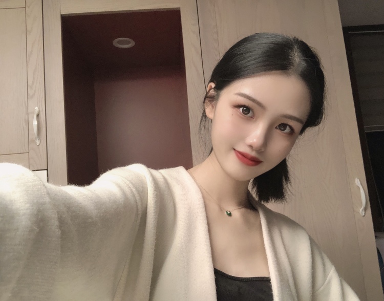 ʚ嘉嘉ɞ 🍒-江苏省·苏州市·姑苏区--喜欢拍照 p图技术自认为是不错的 偶尔也会去打卡一些网红店 更多是想拍拍买家秀