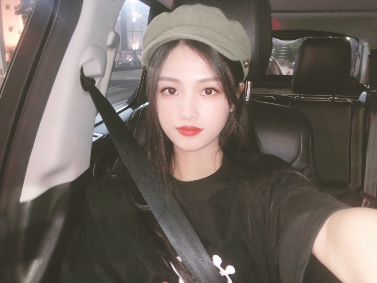 ʚ嘉嘉ɞ 🍒-江苏省·苏州市·姑苏区--喜欢拍照 p图技术自认为是不错的 偶尔也会去打卡一些网红店 更多是想拍拍买家秀