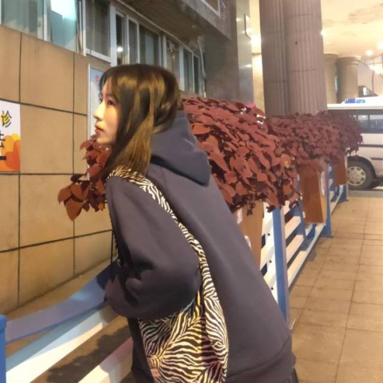 零玖貳貳-重庆市·重庆市·巴南区--擅长拍摄各种买家秀，身高164，体重104，会拍照修图所在区域有很多可供拍摄的地方，学校拿取快递方便