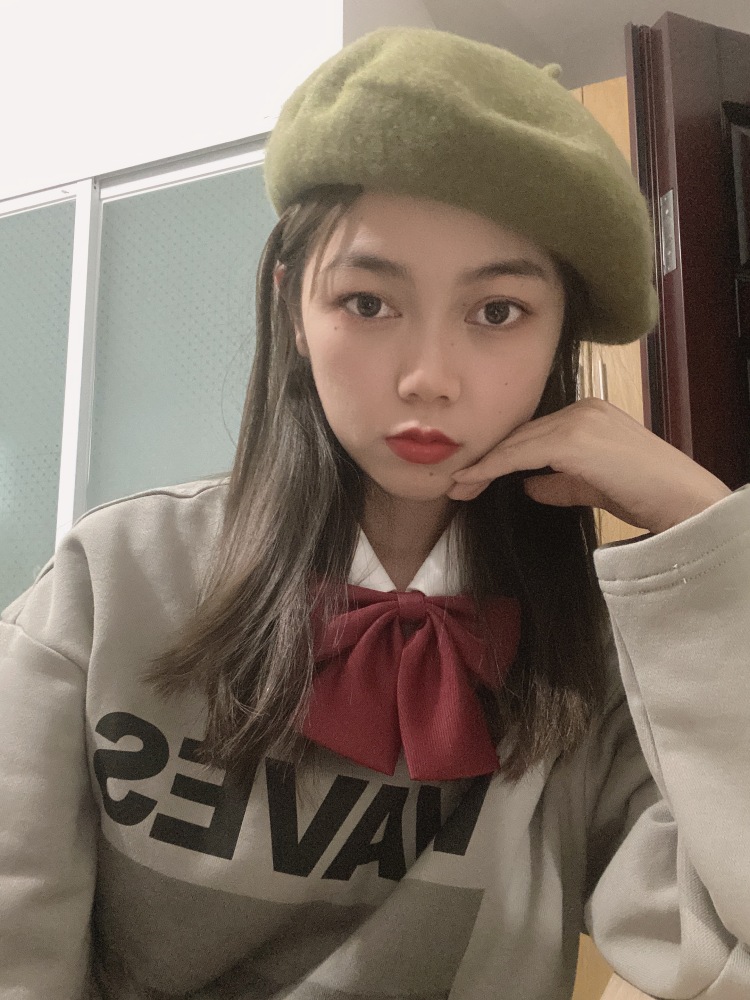 圆圆-浙江省·杭州市·西湖区-微博-长得不错，身材也可，小个子女生，可盐可甜。擅长搭配，眼睛超大哦。家里还有个还不错的男朋友和两只超级可爱的小猫咪。接单范围：女装、情侣装、配饰、包包、帽子、猫用品等