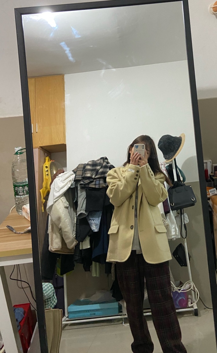 圆圆-浙江省·杭州市·西湖区-微博-长得不错，身材也可，小个子女生，可盐可甜。擅长搭配，眼睛超大哦。家里还有个还不错的男朋友和两只超级可爱的小猫咪。接单范围：女装、情侣装、配饰、包包、帽子、猫用品等