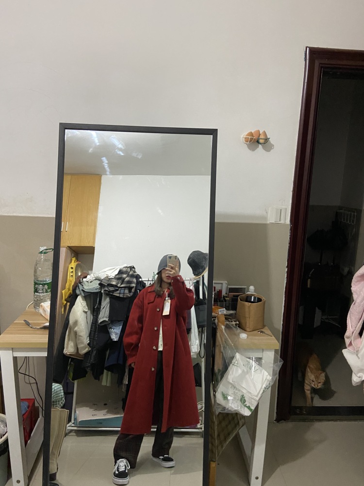 圆圆-浙江省·杭州市·西湖区-微博-长得不错，身材也可，小个子女生，可盐可甜。擅长搭配，眼睛超大哦。家里还有个还不错的男朋友和两只超级可爱的小猫咪。接单范围：女装、情侣装、配饰、包包、帽子、猫用品等