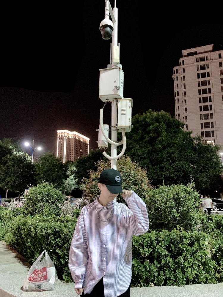 王易燃丶-山西省·太原市·万柏林区--喜欢穿搭，风格不定，脾气好，有耐心，希望可以和各位老板合作，拍好看的照片，给老板们带来利益，合作共赢