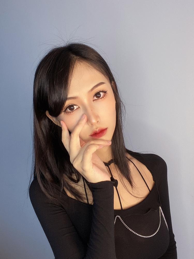 veela是仙女-辽宁省·沈阳市·沈北新区--平时喜欢拍照 可盐可甜 大多数喜欢裙子类的 身高180体重108 三围90 60 90 可接寄拍 还有平时特别爱化妆 美妆也可以找我🙋 首饰也可