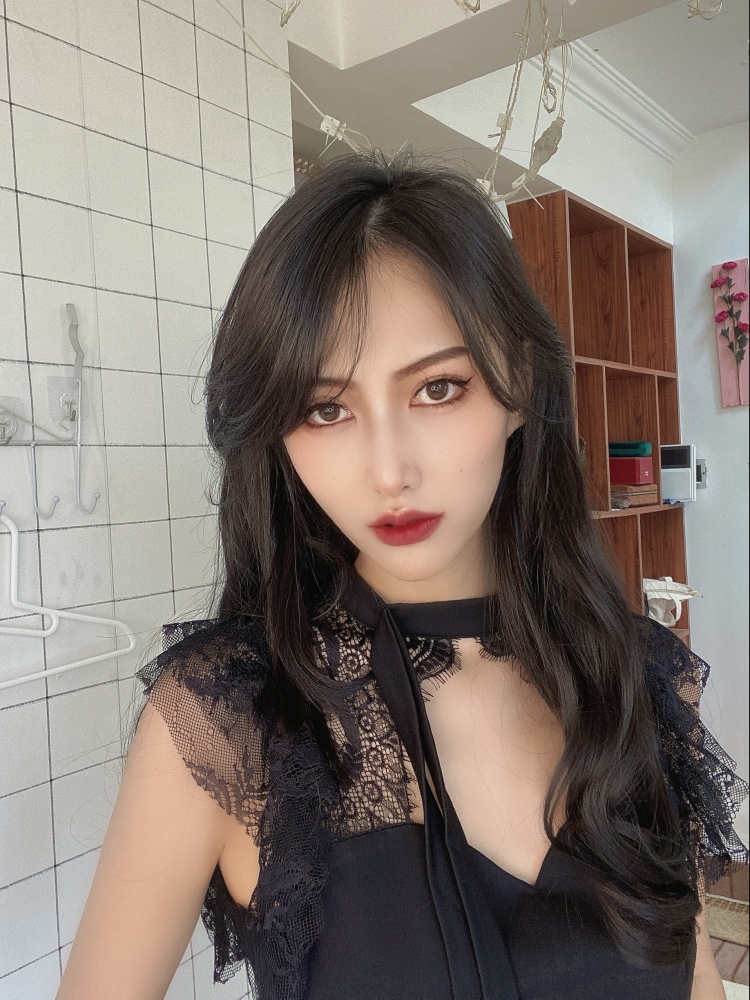 veela是仙女-辽宁省·沈阳市·沈北新区--平时喜欢拍照 可盐可甜 大多数喜欢裙子类的 身高180体重108 三围90 60 90 可接寄拍 还有平时特别爱化妆 美妆也可以找我🙋 首饰也可