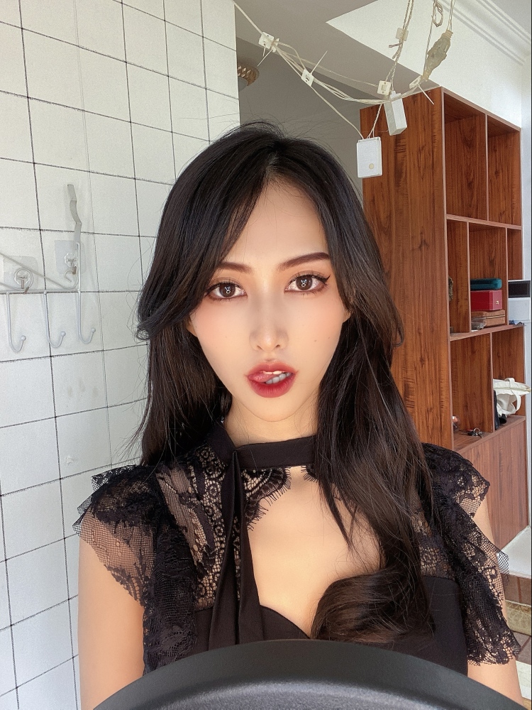 veela是仙女-辽宁省·沈阳市·沈北新区--平时喜欢拍照 可盐可甜 大多数喜欢裙子类的 身高180体重108 三围90 60 90 可接寄拍 还有平时特别爱化妆 美妆也可以找我🙋 首饰也可
