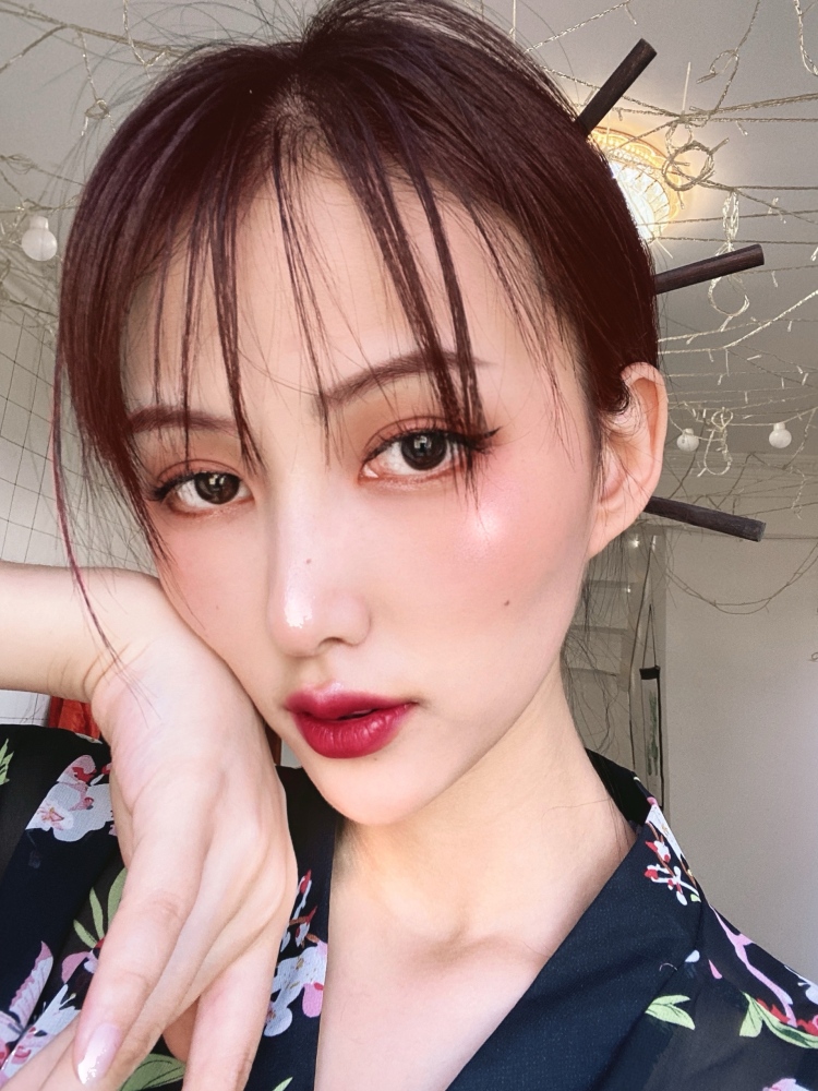 veela是仙女-辽宁省·沈阳市·沈北新区--平时喜欢拍照 可盐可甜 大多数喜欢裙子类的 身高180体重108 三围90 60 90 可接寄拍 还有平时特别爱化妆 美妆也可以找我🙋 首饰也可