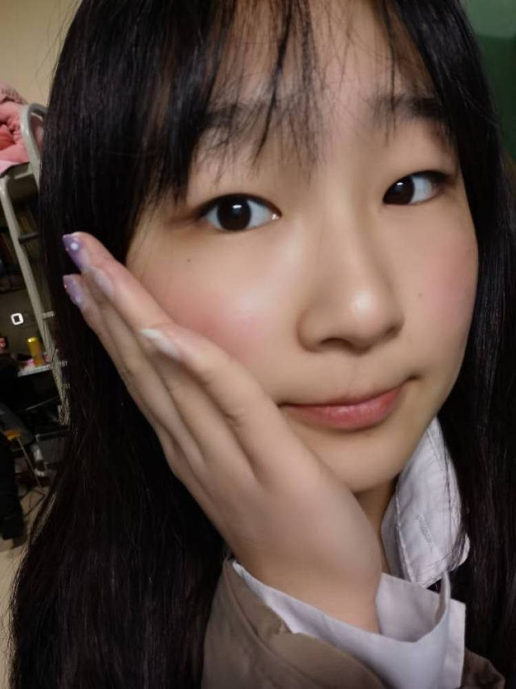 吕艳芳-河南省·郑州市·中牟县-抖音  知乎  ***-在校美术生，画画，唱歌都很OK。
身材微胖，皮肤超好。手脚超好看，
可接校园推广，接拍等