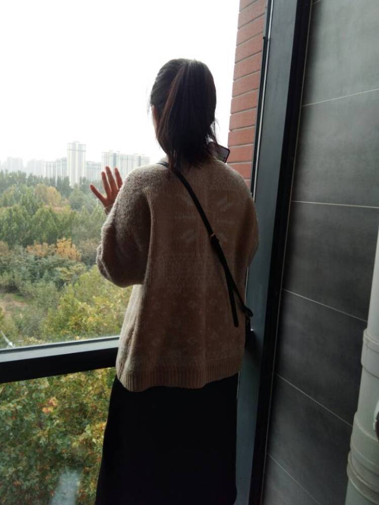 吕艳芳-河南省·郑州市·中牟县-抖音  知乎  ***-在校美术生，画画，唱歌都很OK。
身材微胖，皮肤超好。手脚超好看，
可接校园推广，接拍等