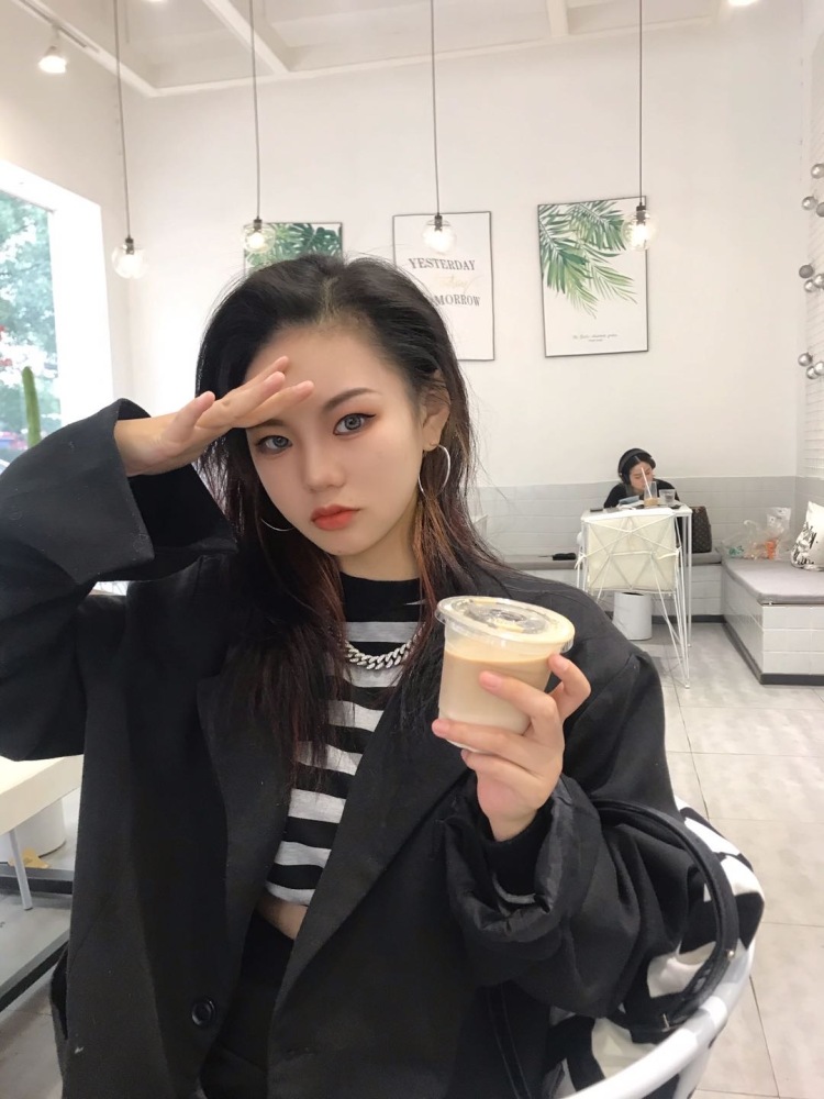 Ziz柔柔-湖南省·娄底市·娄星区--服装搭配设计 跳舞 美妆 有属于自己的美容店 审美独立 喜欢游泳 拍照p图算吗哈哈 网拍啥的找我吧