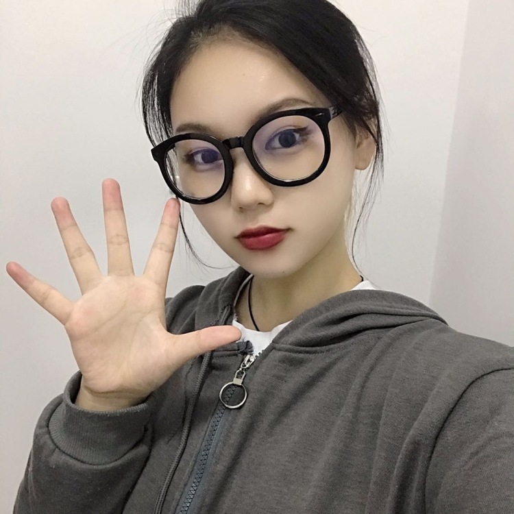Ziz柔柔-湖南省·娄底市·娄星区--服装搭配设计 跳舞 美妆 有属于自己的美容店 审美独立 喜欢游泳 拍照p图算吗哈哈 网拍啥的找我吧