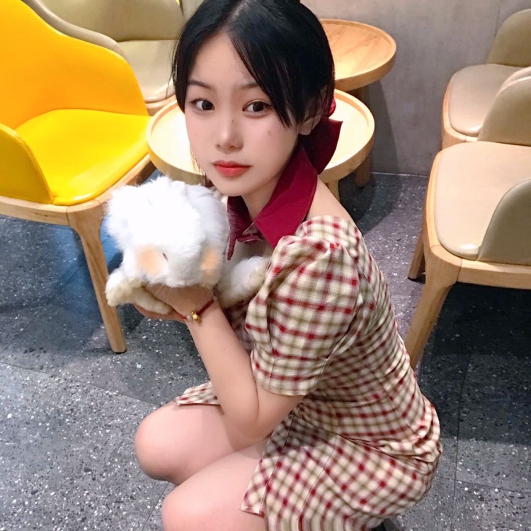 Ziz柔柔-湖南省·娄底市·娄星区--服装搭配设计 跳舞 美妆 有属于自己的美容店 审美独立 喜欢游泳 拍照p图算吗哈哈 网拍啥的找我吧