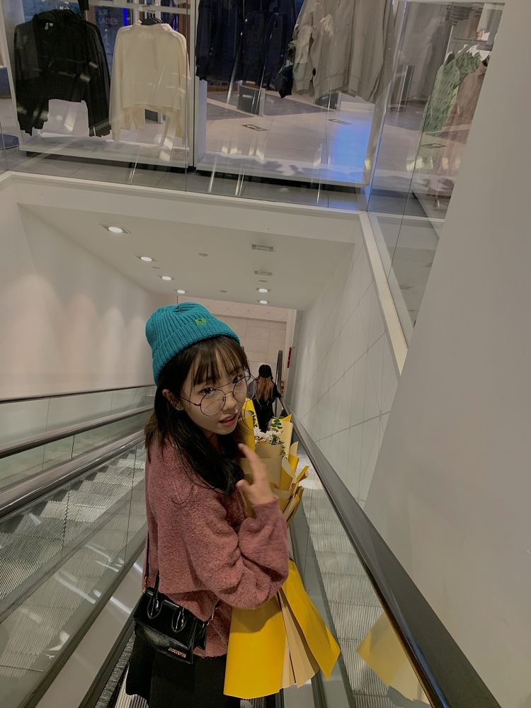 wulib萱-广西壮族自治区·桂林市·象山区-抖音，微博，***。-大四学生，可寄拍，模特，软文，图片编辑等。熟悉微博，抖音，***，平均粉丝400。