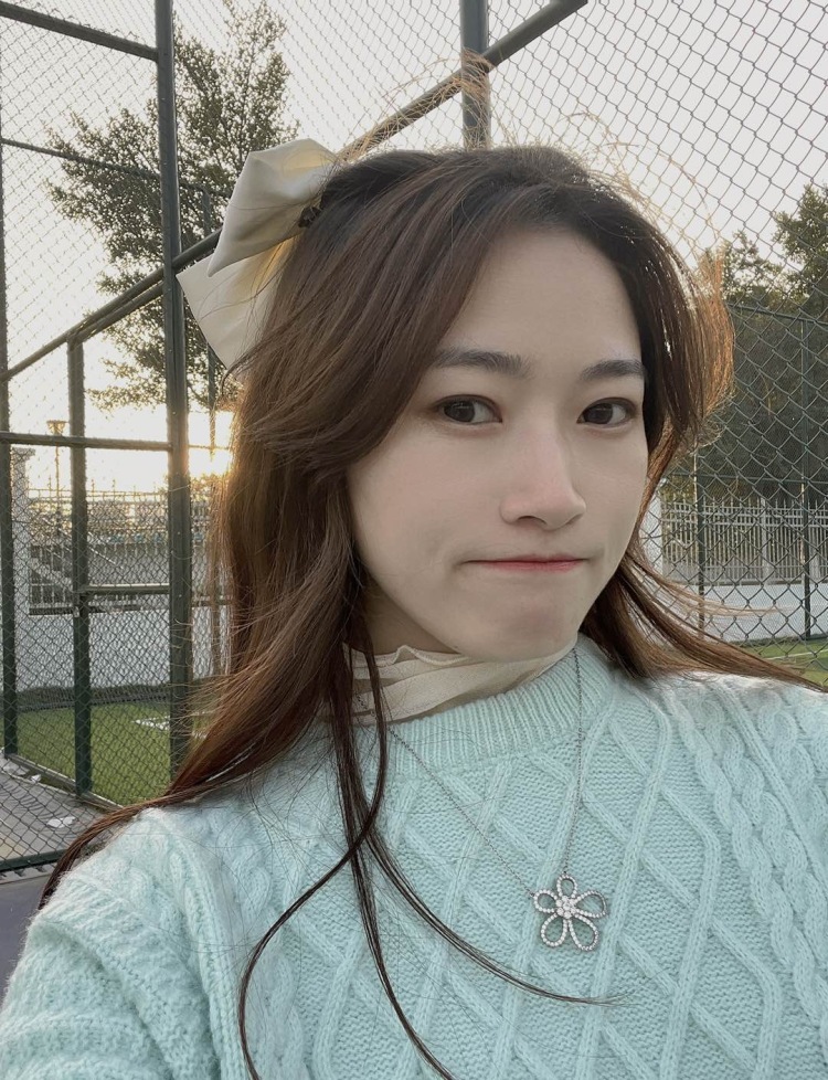 张泡泡-广东省·深圳市·宝安区--模特 也是女摄影师，所以可以自拍自修图，可以拍多种风格包括饰品等。经常探店，种草小众拍照地方。