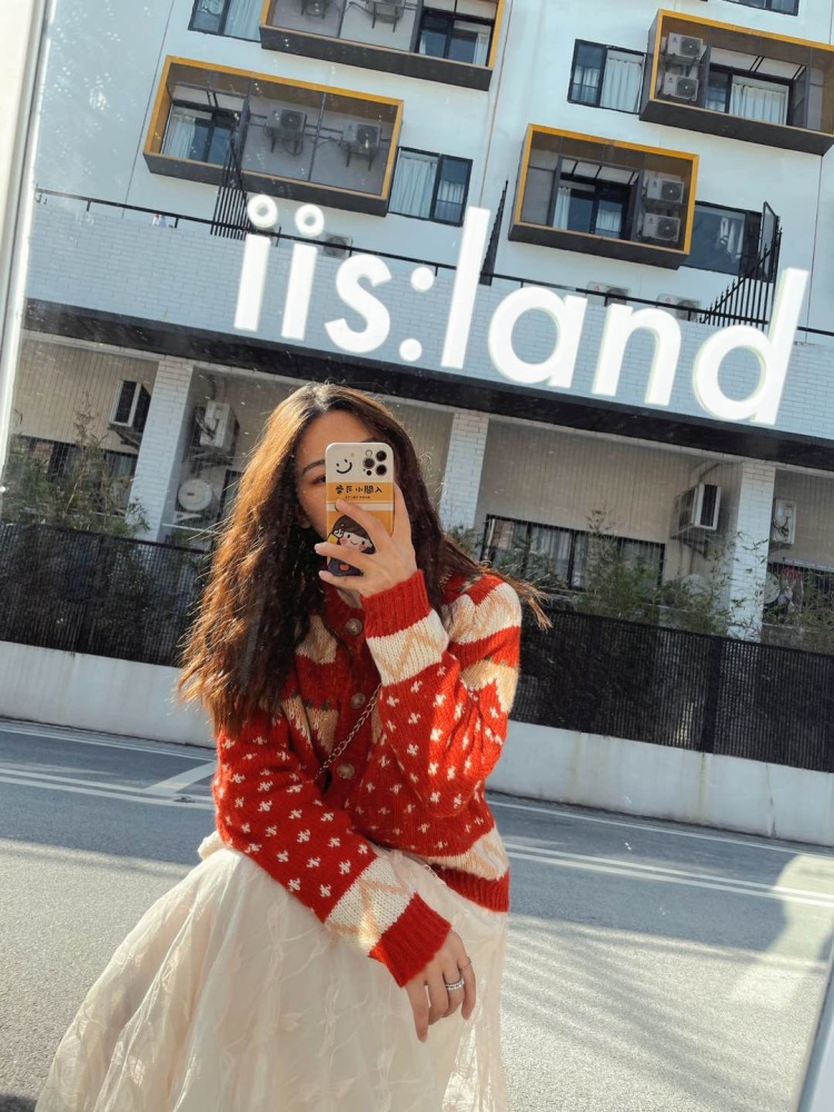 张泡泡-广东省·深圳市·宝安区--模特 也是女摄影师，所以可以自拍自修图，可以拍多种风格包括饰品等。经常探店，种草小众拍照地方。