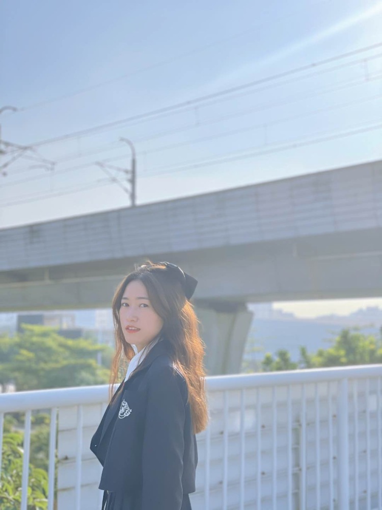 张泡泡-广东省·深圳市·宝安区--模特 也是女摄影师，所以可以自拍自修图，可以拍多种风格包括饰品等。经常探店，种草小众拍照地方。