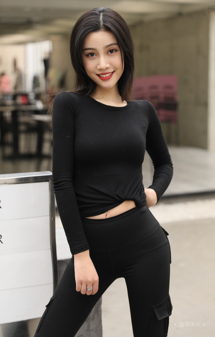 游冰冰-浙江省·杭州市·西湖区--本人体育生毕业,专业是社会体育指导员!之前有学过一段时间声乐,模特学校进修两个月学的淘宝平面拍摄,短视频拍摄和广告拍摄、和一些摄影修图软件使用和技巧!目前是兼职平面模特!本人脾气比较好,模特行业长期好