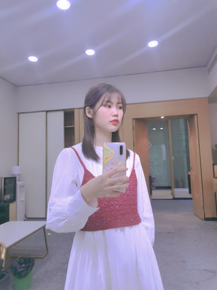 黄麗🐰-四川省·成都市·成华区-抖音，微博，***-专业化妆师，衣品好，审美高，身高162，体重43，有自己的摄影工作室，平时喜欢旅游，拍照，可接买家秀，开箱测评种草，探店打卡