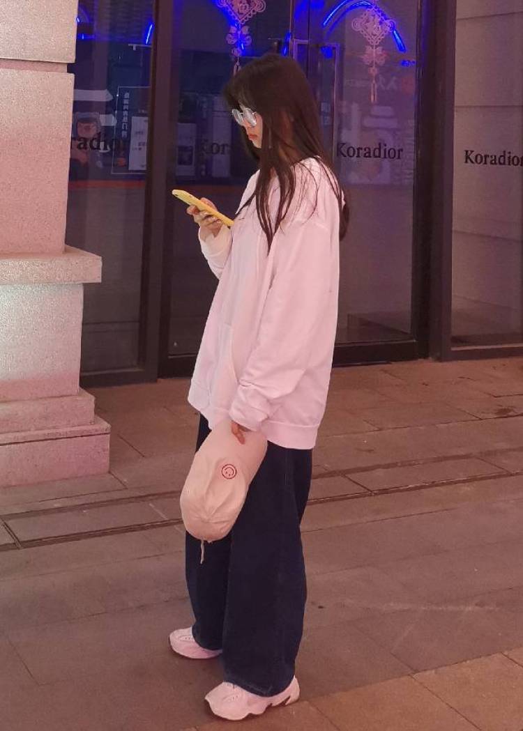 奕宁.-广东省·揭阳市·普宁市--现在是学生，可以做一些买家秀什么的，其他的有需要也可以学的兴趣喜欢拍拍照片和唱唱歌啥的
