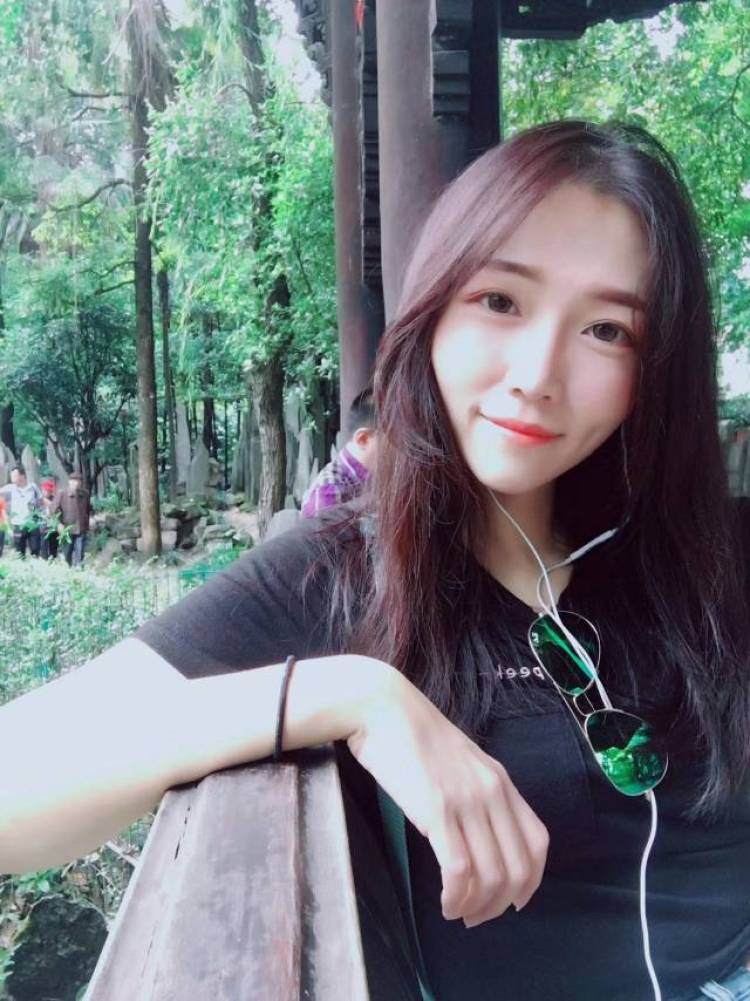 小妍-黑龙江省·哈尔滨市·南岗区--我的特长是跳舞 爱好是画画 身高177 体重55公斤 个性开朗活泼 平时会做平面模特 礼仪模特,网拍模特等工作