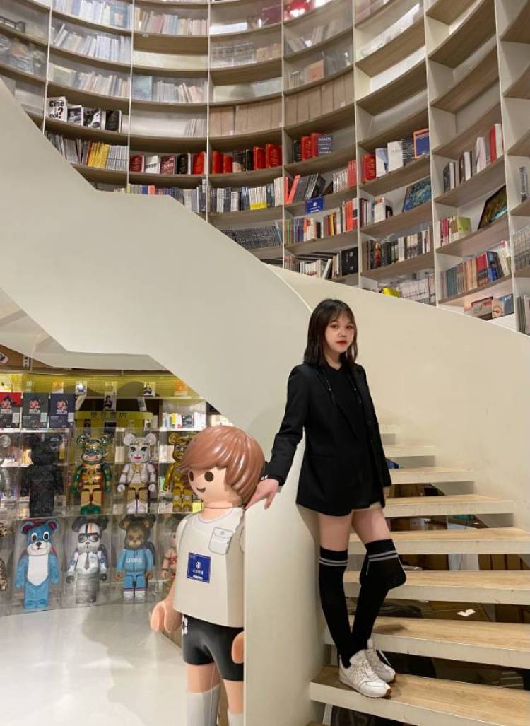 喻酱酱-江西省·南昌市·青山湖区-抖音-身高172 体重57kg 大学是空乘专业 形体方面还行。希望可以接一些买家秀，拍开箱测评以及产品试用vlog，还有探店一类