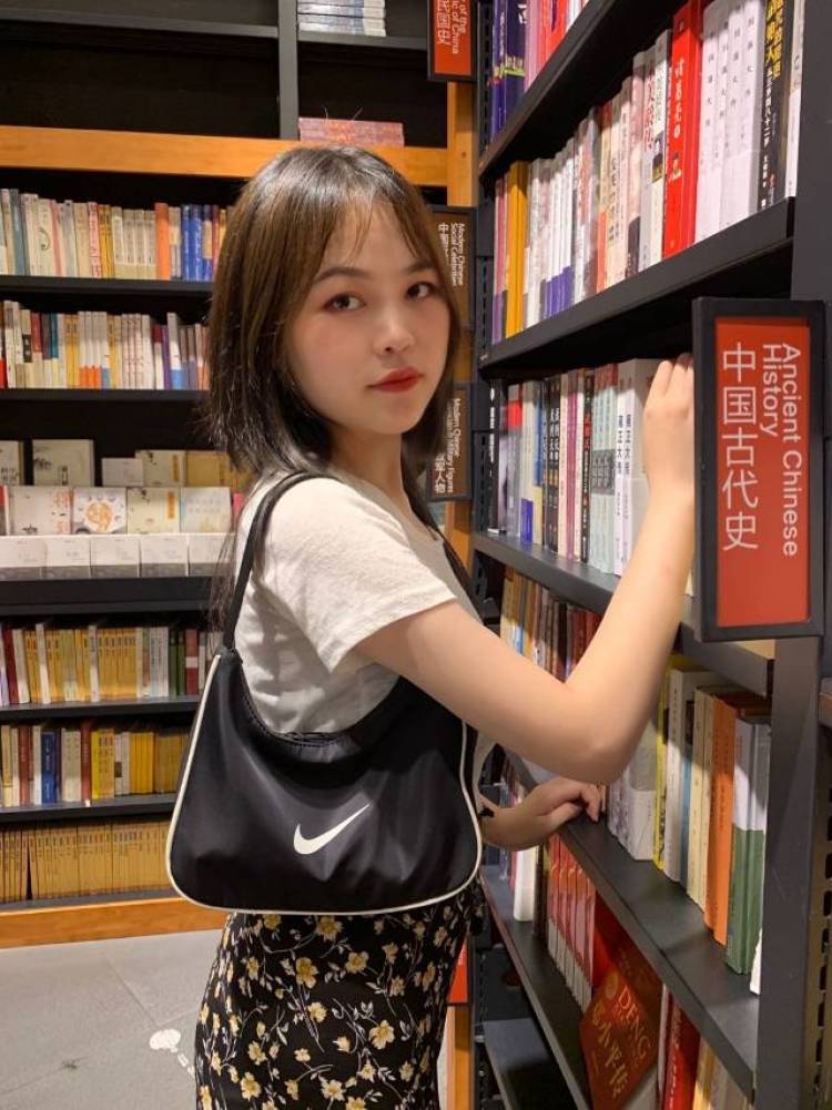 喻酱酱-江西省·南昌市·青山湖区-抖音-身高172 体重57kg 大学是空乘专业 形体方面还行。希望可以接一些买家秀，拍开箱测评以及产品试用vlog，还有探店一类