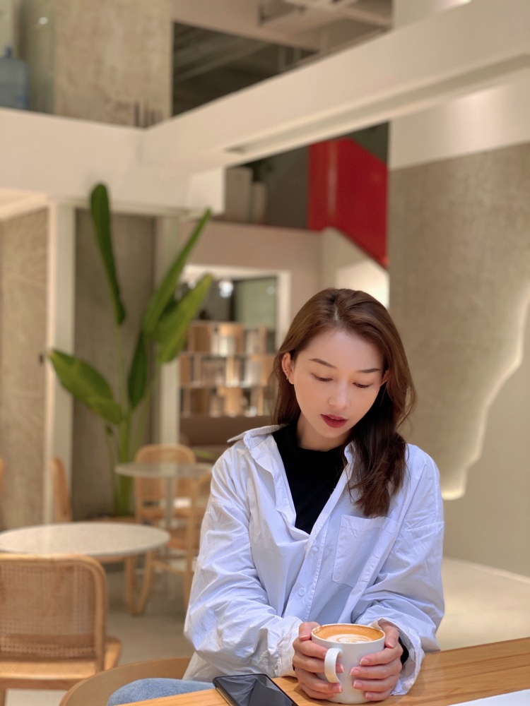ʚ媚儿-广西壮族自治区·南宁市·兴宁区-抖音 微博 ***-大学期间做过一年的淘宝模特 坚持两年的网拍 也曾是走秀模特 接过商务礼仪 日常喜欢穿搭 可驾驭多种风格