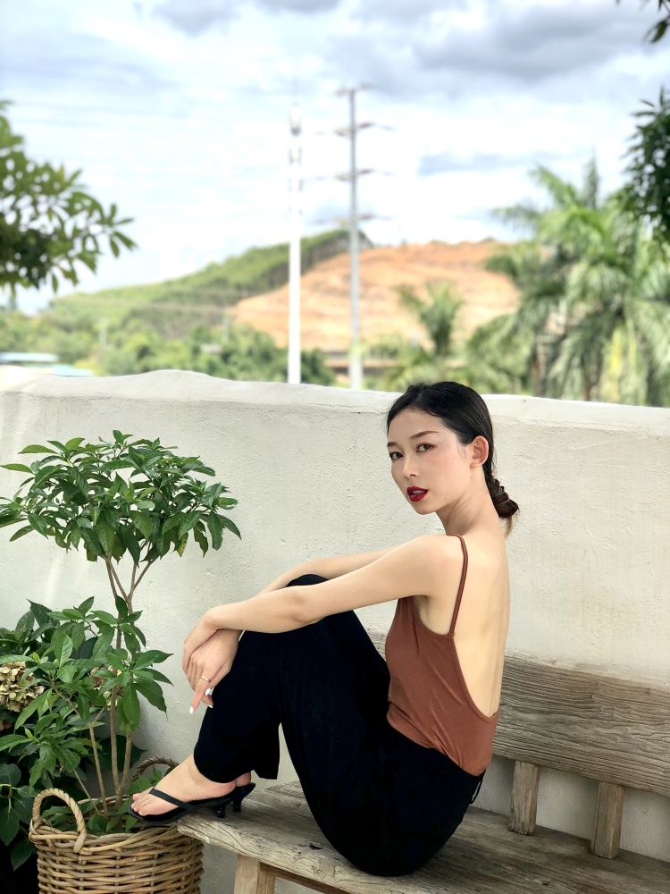 ʚ媚儿-广西壮族自治区·南宁市·兴宁区-抖音 微博 ***-大学期间做过一年的淘宝模特 坚持两年的网拍 也曾是走秀模特 接过商务礼仪 日常喜欢穿搭 可驾驭多种风格